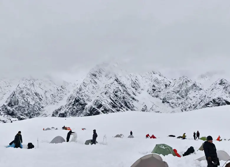 Rescatan a cientos de excursionistas en el Everest tras feroz tormenta que los sorprendió en la mejor época para escalar