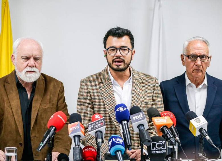 El director de la Adres, Félix Martínez; el superintendente de Salud, Luis Carlos Leal, y el ministro de Salud, Guillermo Jaramillo. FOTO COLPRENSA