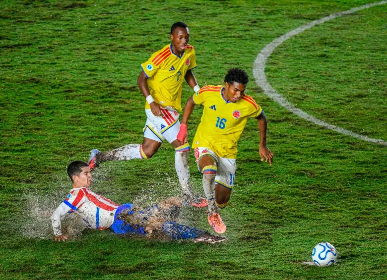 En una cancha muy difícil por la lluvia y el pantano, Colombia logró imponerse 2-0 a Paraguay y así festejar su cupo al Mundial. Ahora irá por el título del certamen y jugará la semifinal ante Brasil. FOTO fcf