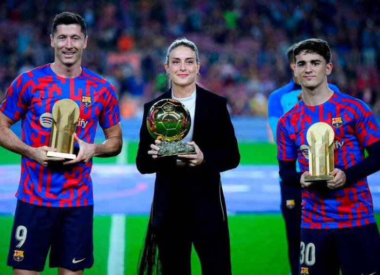 Los jugadores Robert Lewandowski, Alexia Putellas y Pablo Páez “Gavi” exhiben sus trofeos antes del duelo entre Barcelona y Villarreal. FOTO: TOMADA DE TWITTER @BARCELONA 
