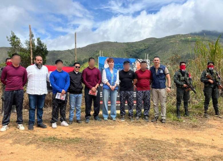 Daniel de Jesús Granada Quiroz, Ramón Alberto Coronel Medina, Edwin Fabián Manosalva Contreras, José Ricardo Carrillo Romero y Carlos Eduardo Barrera fueron liberados tras un secuestro por parte del ELN. FOTO: Colprensa 
