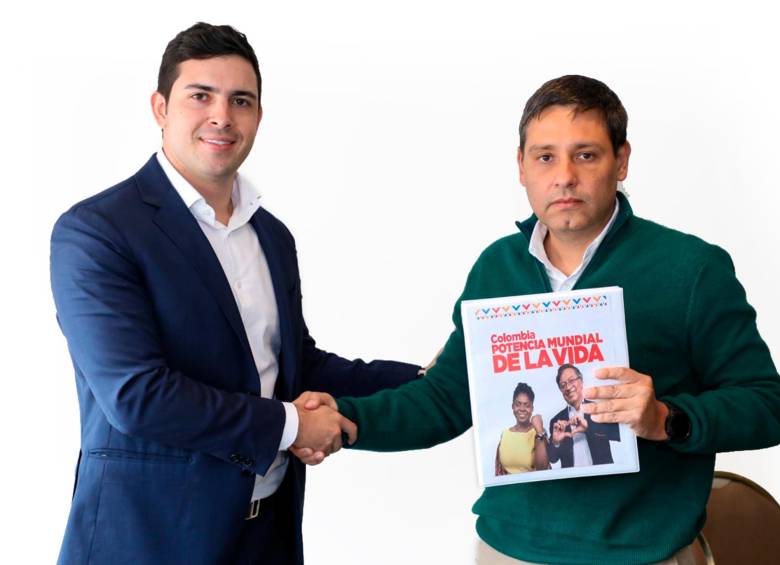 Esteban Restrepo le entregó a Mauricio Lizcano, del comité de empalme de Petro, un informe de la región. FOTO cortesía