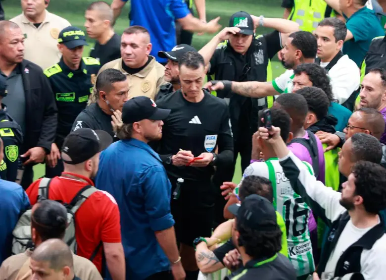 Así no: Mateus Uribe y Aguerre fueron expulsados en el camerino tras pelear al final del clásico 