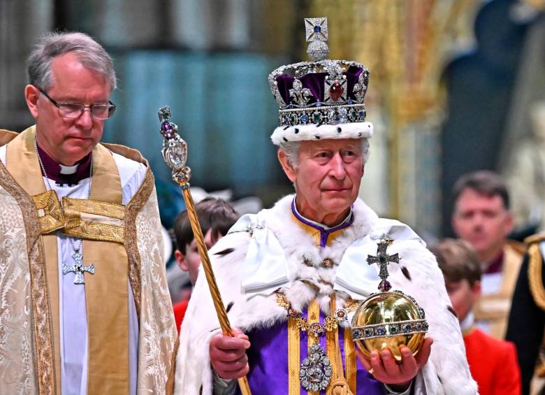 Carlos III sale con su corona imperial, el manto imperial, el orbe y el cetro con cruz. FOTO Getty