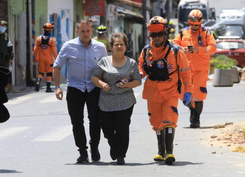 Miembros de la Defensa Civil evacúan a las personas afectadas por la explosión. FOTO: Esneyder Gutiérrez