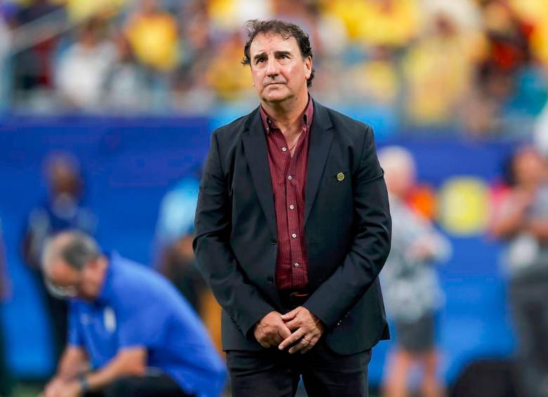 El técnico Néstor Lorenzo durante el encuentro en el que Colombia cayó 3-2 frente a Uruguay. FOTO AFP