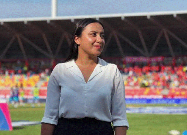 Carolina Rubio es la primera mujer en narrar un partido de Fútbol Profesional Colombiano en masculino. Foto: tomada de Instagram @Caro8rubio