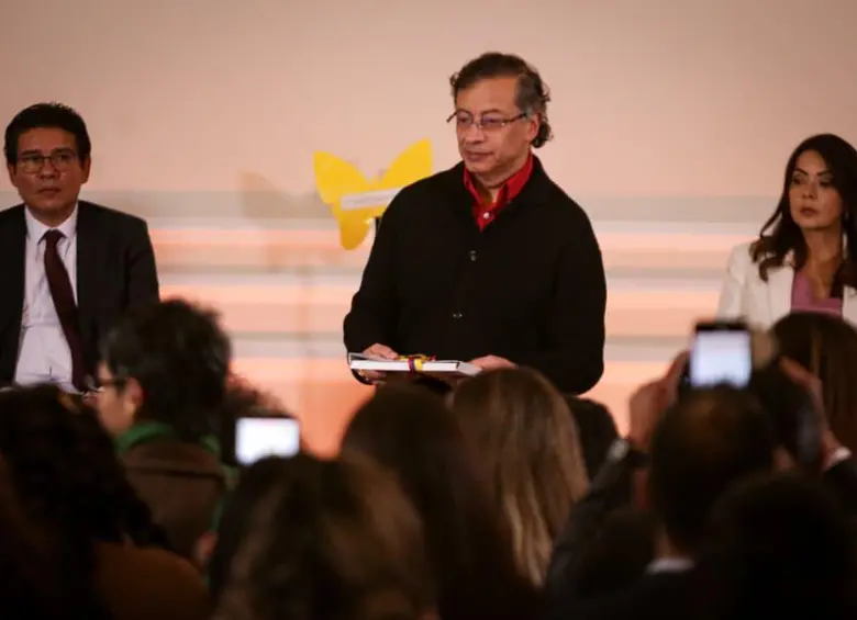 Gustavo Petro radicó ante el Senado una solicitud para salir de Colombia durante un año y atender compromisos personales, sociales, políticos y académicos. FOTO: Colprensa. 