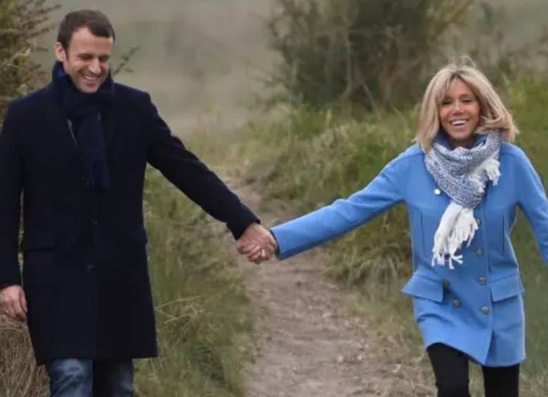 La historia de amor entre Emmanuel Macron y su esposa Brigitte. FOTO: AFP