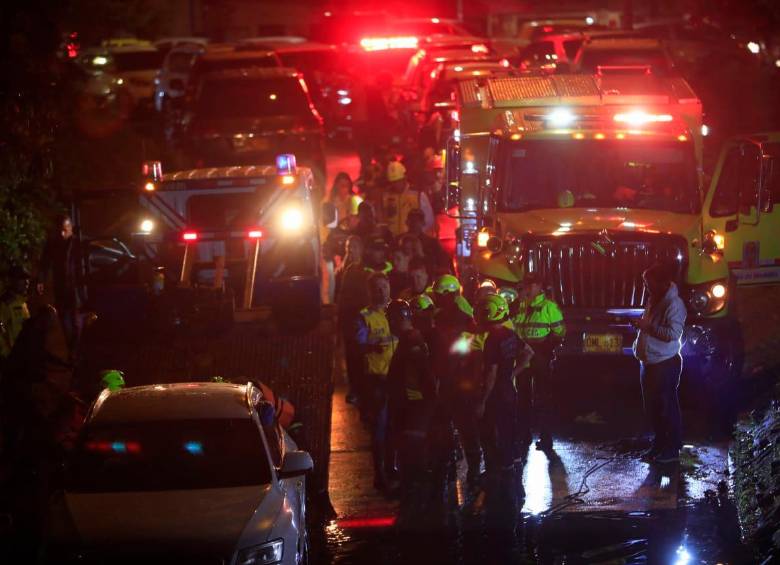 Hacia las 10:30 p.m. de este sábado los organismos de socorro fueron alertados por la presencia del vehículo sumergido en el deprimido de conquistadores. FOTO CAMILO SUÁREZ. 