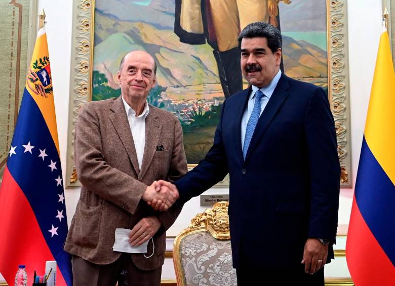 El canciller colombiano, Álvaro Leyva, se reunió con el presidente Nicolás Maduro en el Palacio de Miraflores. FOTO EFE