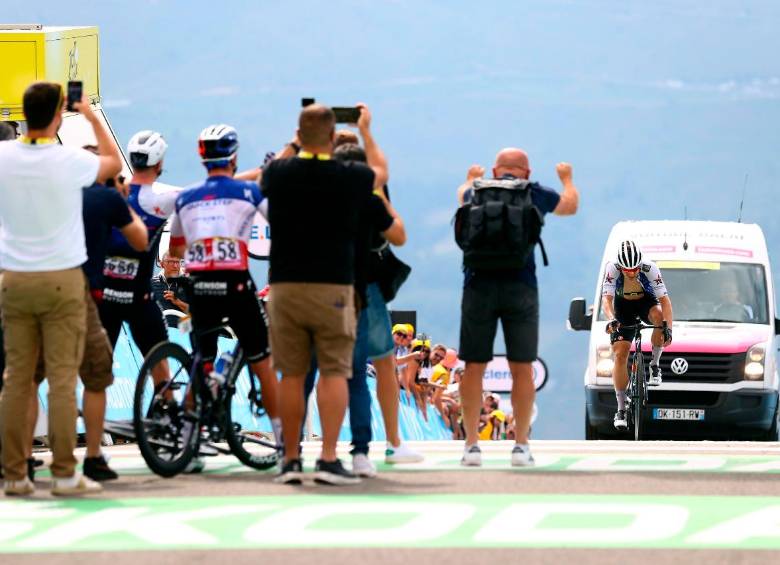 Tras pasar la línea de meta Fabio Jakobsen tuvo que ser asistido por los integrantes de su equipo. FOTOS GETTY