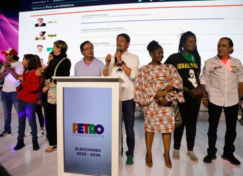 El entonces candidato Gustavo Petro junto a sus compañeros de consulta interpartidista tras ganar las elecciones legislativas de 2022. FOTO COLPRENSA