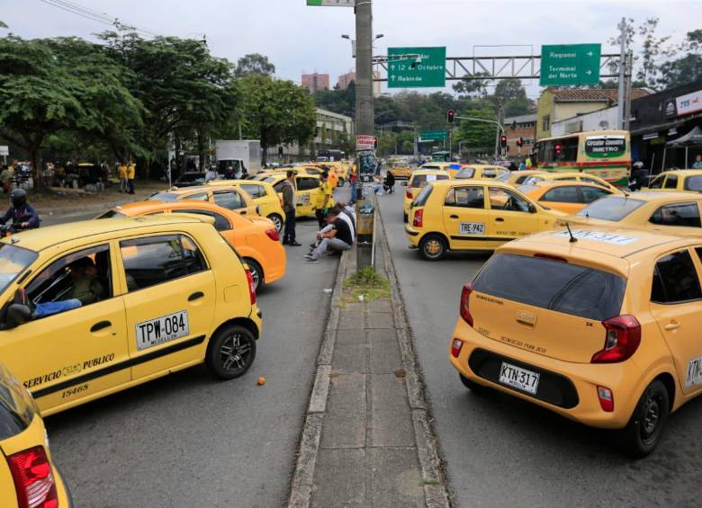 Los taxistas de Medellín atendieron el llamado nacional al gremio para cesar sus actividades este miércoles. FOTO: ESNEYDER GUTIÉRREZ