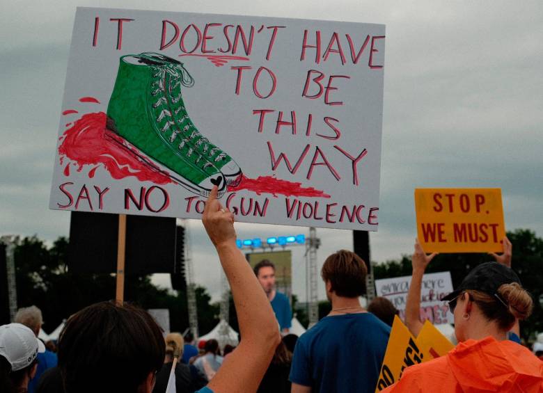 En varias ciudades de Estados Unidos los residentes salieron a protestar para pedirle al Congreso medidas más fuertes para el acceso al porte de armas. FOTO: EFE