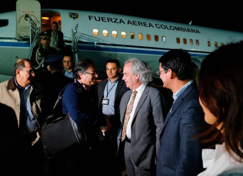 Gustavo Petro y la delegación colombiana a su llegada a Buenos Aires. FOTO: CORTESÍA PRESIDENCIA