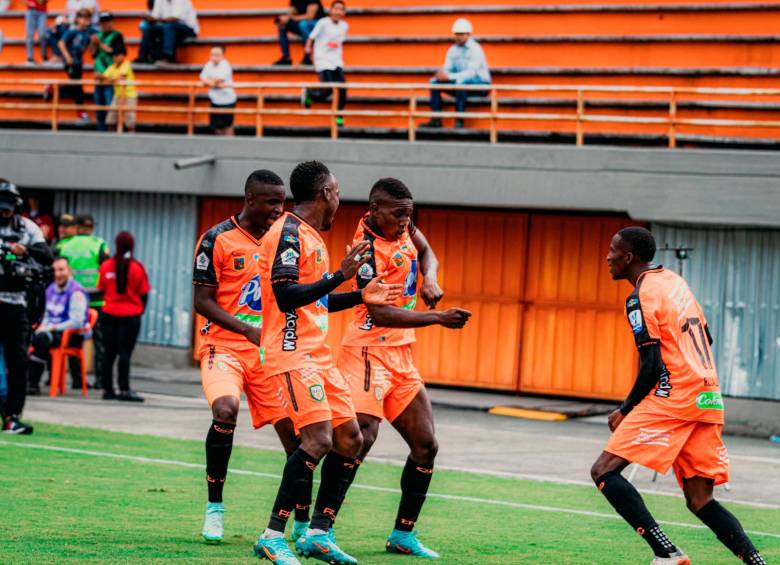 Los referentes para este partido del equipo naranja serán el delanteros Jesús Hernández y Henry Mosquera. FOTO: TOMADA DEL TWITTER DE @EnvigadoFC