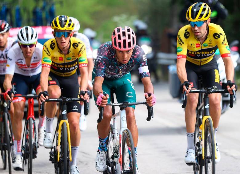 En el centro, Diego Camargo. El Giro prepara la llegada de alta montaña para este domingo. FOTO GETTY