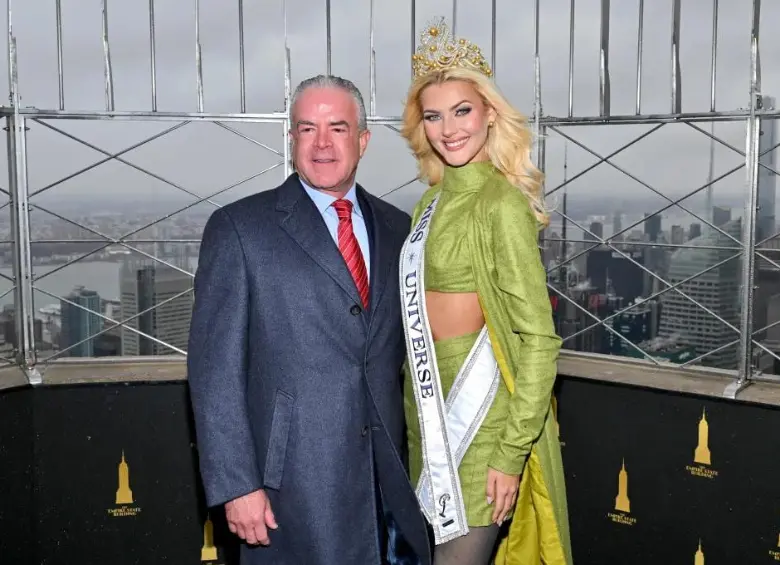 Raúl Rocha Cantú, presidente de Miss Universo, es un empresario mexicano, originario de la ciudad de Monterey. Victoria Kjær Theilvig Miss Universe 2024. FOTO: Getty Images.