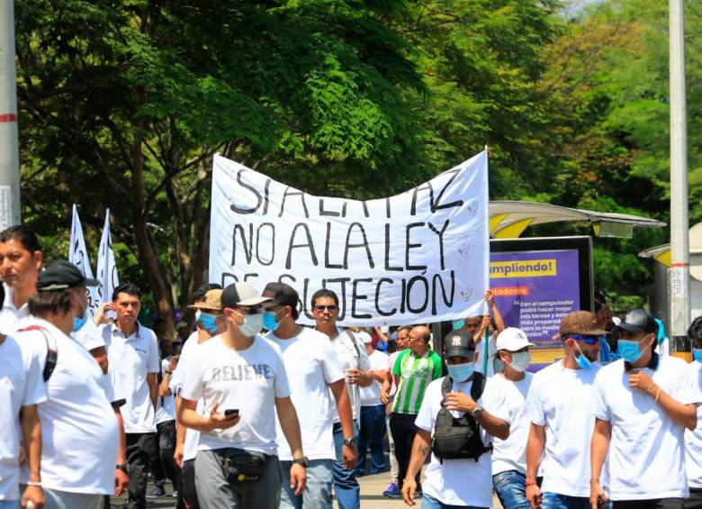 Una marcha que llegó desde los barrios de Medellín pide que los combos entren a la “paz total”
