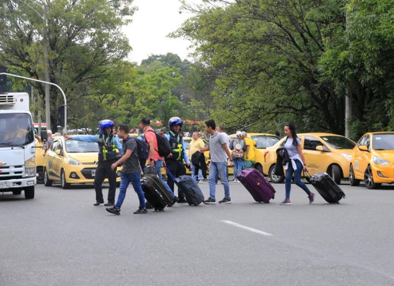 Viajeros que necesitan llegar o salir de la Terminal del Sur o el aeropuerto Olaya Herrera han tenido que caminar varias cuadras con sus maletas para llegar a sus destinos. FOTO: ESNEYDER GUTIÉRREZ