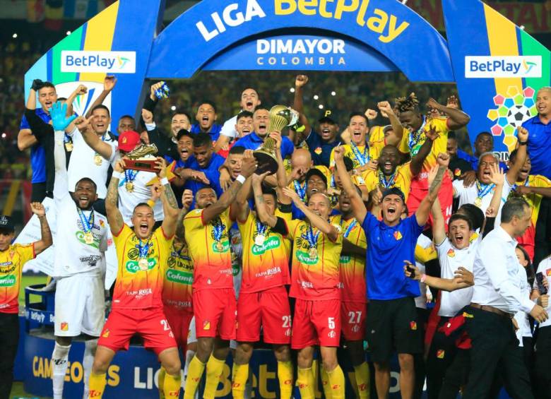 El Deportivo Pereira consiguió el primer título de Liga de su historia y puso a celebrar a los hinchas de La Perla del Otún. FOTO: MANUEL SALDARRIAGA