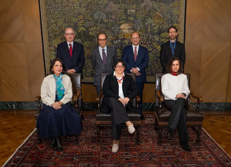 Junta directiva Banco de la República. De izquierda a derecha: Leonardo Villar, César Augusto Giraldo, Germán Ávila, Mauricio Villamizar, Olga Lucía Acosta, Laura Moisá y Bibiana Taboada. Foto: Banrep