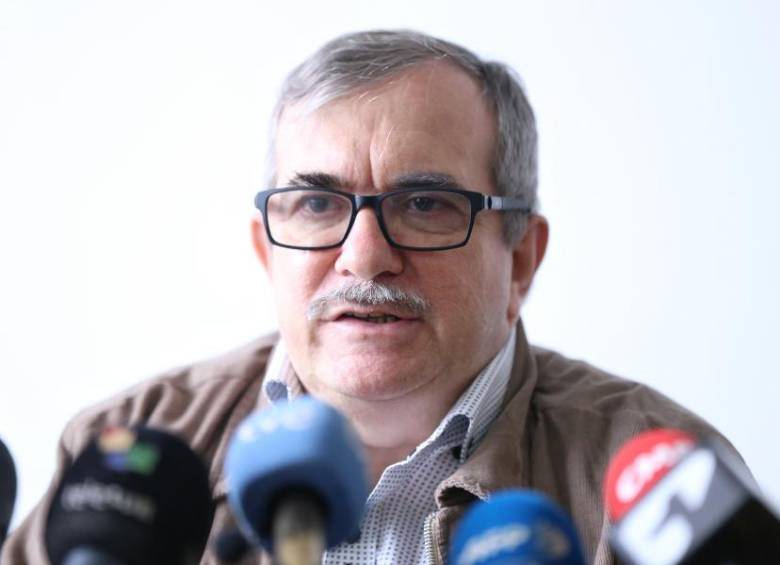 Rodrigo Londoño, Timochenko, presidente del partido Comunes, anunció su apoyo a la candidatura presidencial de Iván Cepeda para la segunda vuelta del 15 de junio. Foto: Camila Díaz / Colprensa 