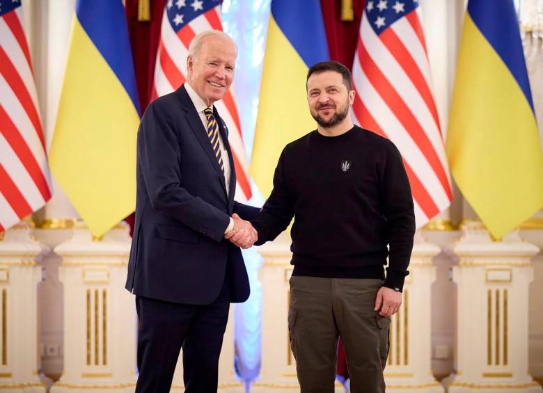 Joe Biden llegó este lunes a Ucrania para anunciar más apoyo para la defensa de esa nación ante los ataques de Rusia. FOTO: EFE 