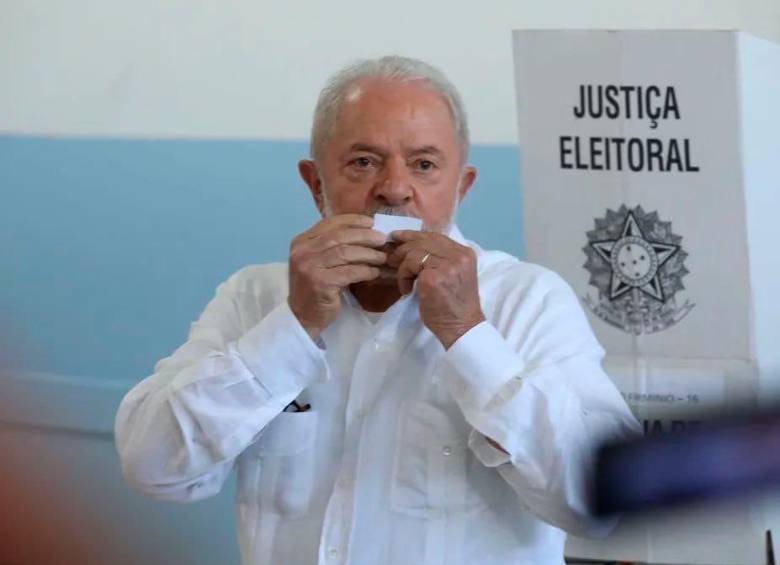 El momento en el que Luis Inácio Lula Da Silva estaba a punto de depositar su voto en las urnas. FOTO: Cortesía.