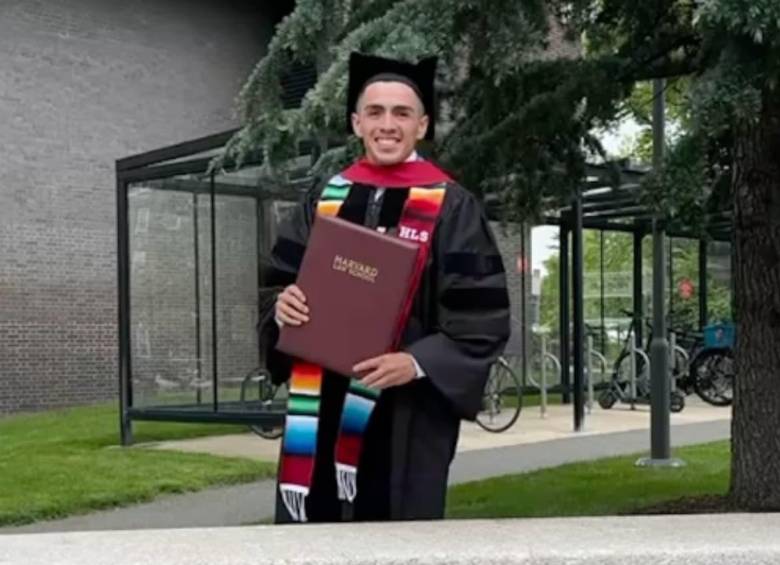 ¡El que quiere, puede! Migrante se graduó de Derecho en Harvard: “Yo vendía dulces y limpiaba tiendas”