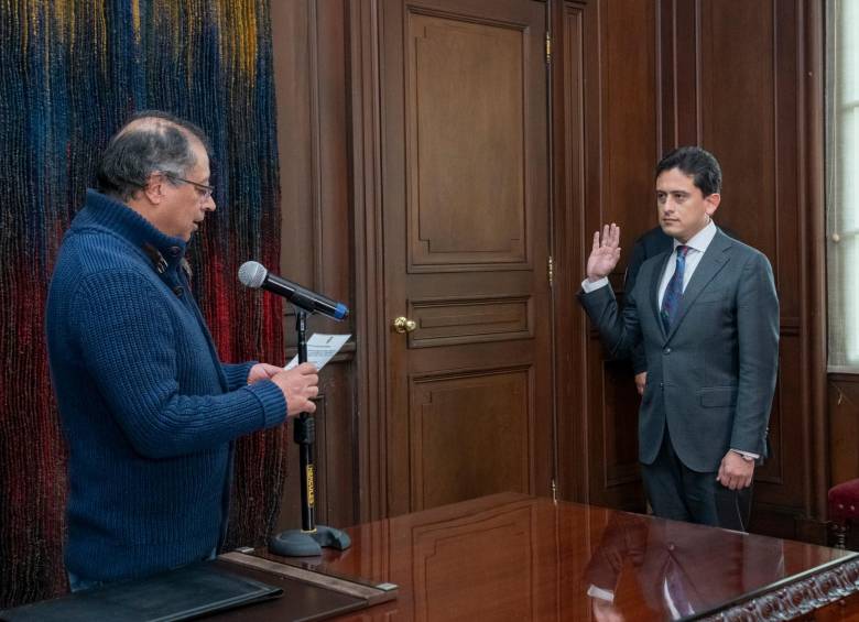 Ante el presidente Gustavo Petro (izq.) se posesionó Luis Carlos Reyes como ministro de Comercio. FOTO cortesía MinComercio