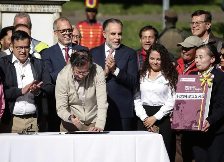 Petro sancionó la reforma laboral.