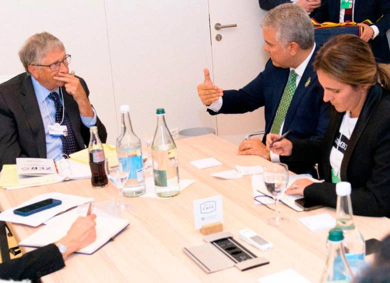 En Davos el presidente Iván Duque conversó con Bill Gates, fundador de Microsoft. FOTO tomada del Twitter de Iván Duque