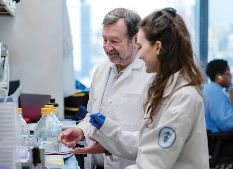 Investigadores del Memorial Sloan Kettering Cancer Center, uno de los centros que lidera el desarrollo de vacunas personalizadas que entrenan al sistema inmune para atacar las mutaciones específicas de cada tumor. FOTO cortesía