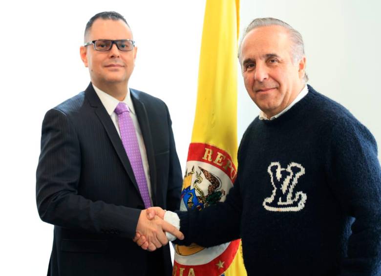 En la imagen el director de la Agencia Nacional de Seguridad Vial, Juan Carlos Beltrán Bedoya, el día de su posesión junto al ministro de Transporte, Guillermo Reyes. FOTO MINTRANSPORTE