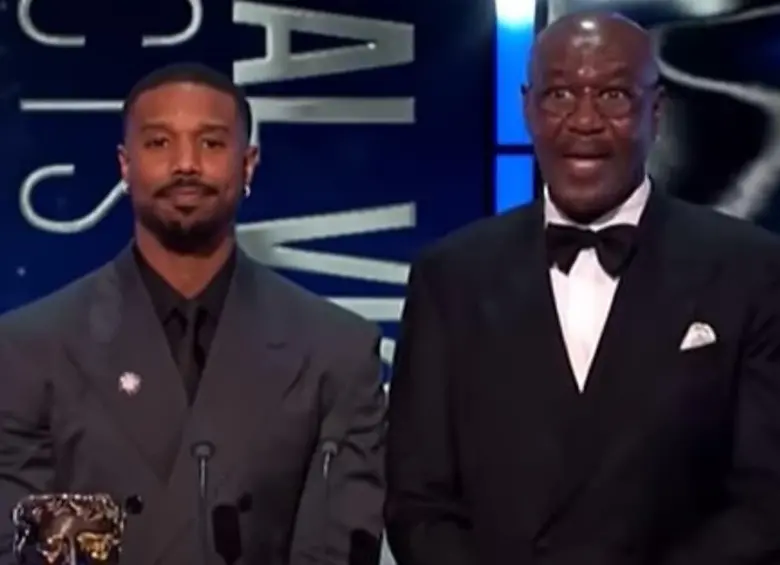 Se escucharon insultos racistas contra Michael B. Jordan y Delroy Lindo mientras presentaban un premio en los BAFTA 2026. FOTO: Captura de video 