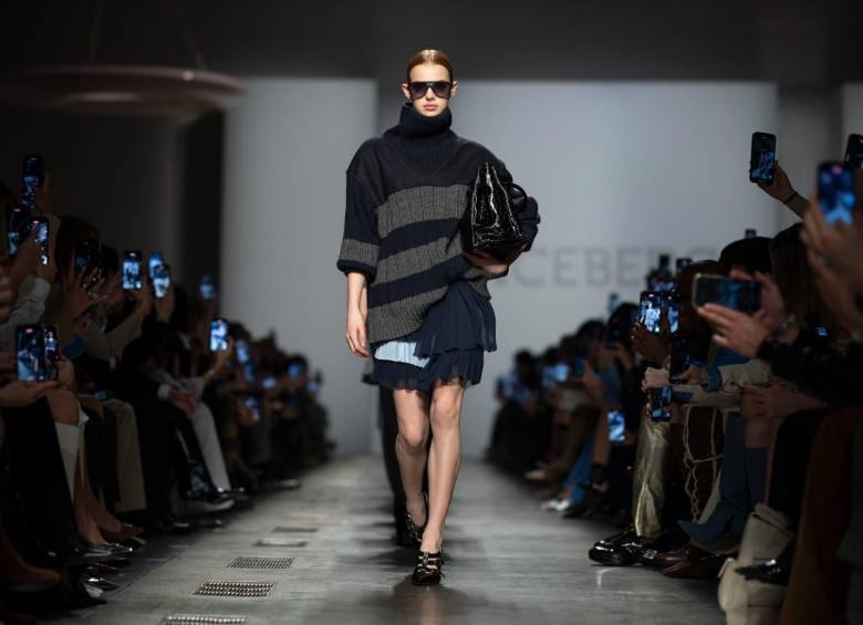  MILÁN, ITALIA - 25 DE FEBRERO: Una modelo camina durante la final de la pasarela en el desfile de moda Iceberg durante la Semana de la Moda de Milán - Ropa de mujer Otoño/Invierno. FOTO: GETTY