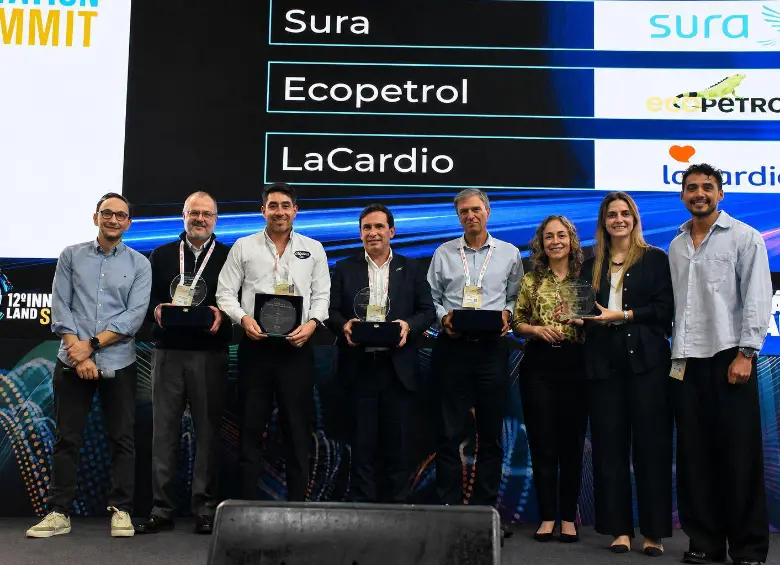 El gerente de Innovación y Emprendimiento de la Asociación, Alejandro Olaya, entregó los reconocimientos en el marco del 12º Innovation Land Summit de la Andi. FOTO: Andi