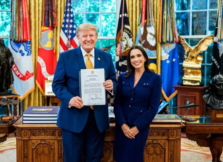 El presidente de Estados Unidos, Donald Trump, y la embajadora de Colombia ante ese país, María Consuelo Araújo. Foto: AFP/Cortesía.