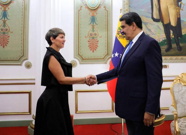 La primera dama de Colombia, Verónica Alcocer se encontró con el presidente de Venezuela, Nicolás Maduro, en el Palacio de Miraflores de Caracas. FOTO: CORTESÍA PRESIDENCIA 