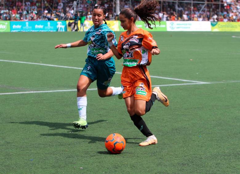 Atlas CP de Cali (el equipo naranja en la foto) fue fundado por la exfutbolista Carolina Pineda en 2009. Es filial del América femenino. FOTO: TOMADA DEL X DE @CDLosPaisitas