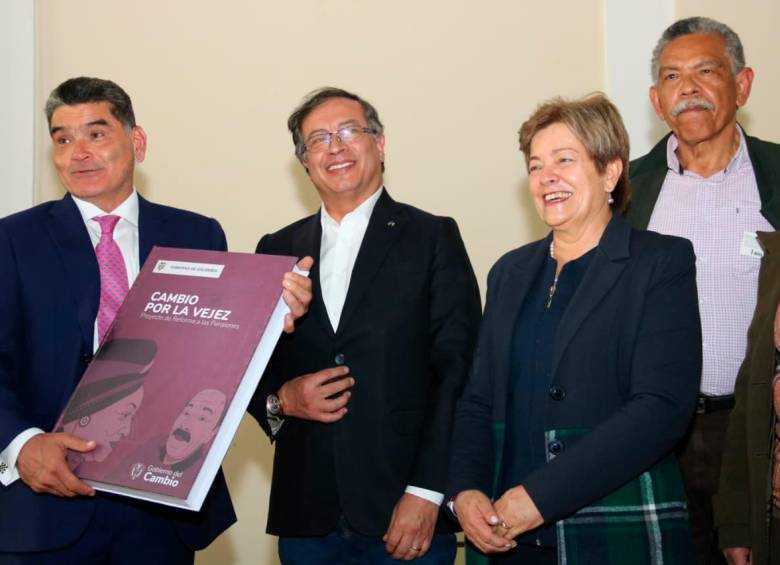 El presidente, Gustavo Petro, y la ministra de Trabajo, Gloria Inés Ramírez, lideraron la radicación del proyecto en la tarde de este miércoles. FOTO PRESIDENCIA 