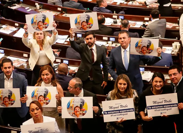 Bancada de senadores del Centro Democrático recordando a su compañero Miguel Uribe Turbay. FOTO: Colprensa