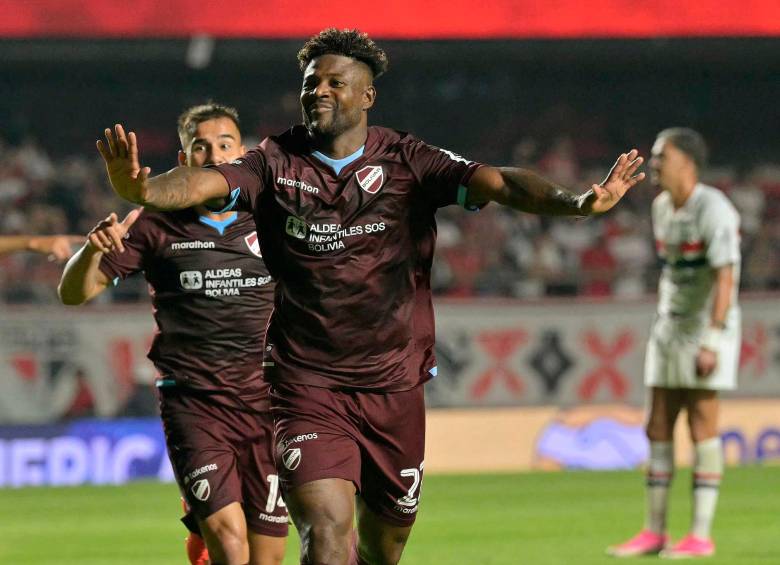 Dairon Asprilla brilla en el Bolívar de La Paz. FOTO AFP
