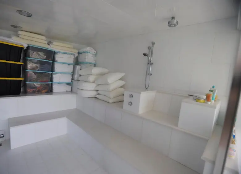 Otra imagen muestra el turco de la casa, que se asemeja a un resort de lujo, con piscina, palmeras y un sendero con vista al mar. FOTO: Tomada de X @OversightDems 