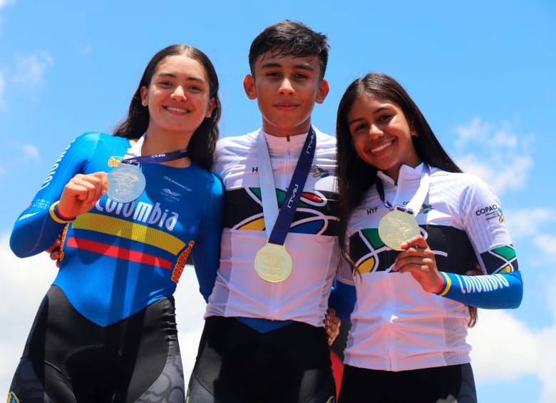 Los tres medallistas colombianos en la CRI de la categoria juvenil, en el Campeonato Panamericano de Ruta Panamá 2023. FOTO CORTESÍA FEDECICLISMO 