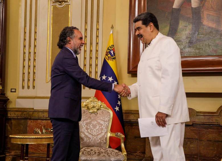 Armando Benedetti, embajador de Colombia ante Venezuela, en compañía de Nicolás Maduro. FOTO: CORTESÍA CANCILLERÍA