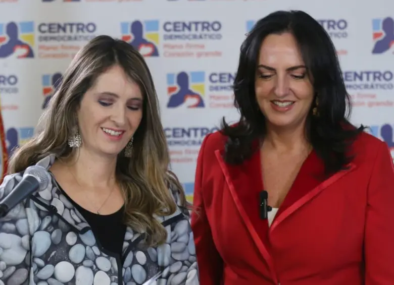 María Fernanda Cabal (de rojo) se pronunció tras la victoria de su colega Paloma Valencia en la encuesta interna del Centro Democrático para la Presidencia de Colombia. FOTO: Colprensa.