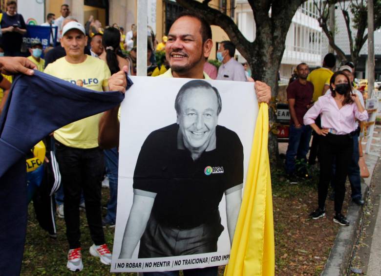 Los seguidores de Rodolfo Hernández se hacen llamar “rodolfistas”. El candidato creó el término de “rodolfoneta” para invitar a los colombianos a que se suban a su bus. FOTO EFE